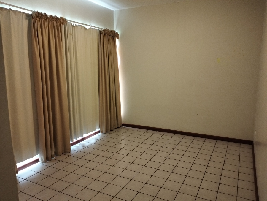 To Let 4 Bedroom Property for Rent in Wavecrest Eastern Cape